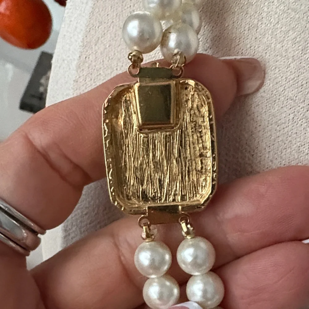 Elegant Pearl Necklace with Black and Gold Accent - Picture 4 of 8